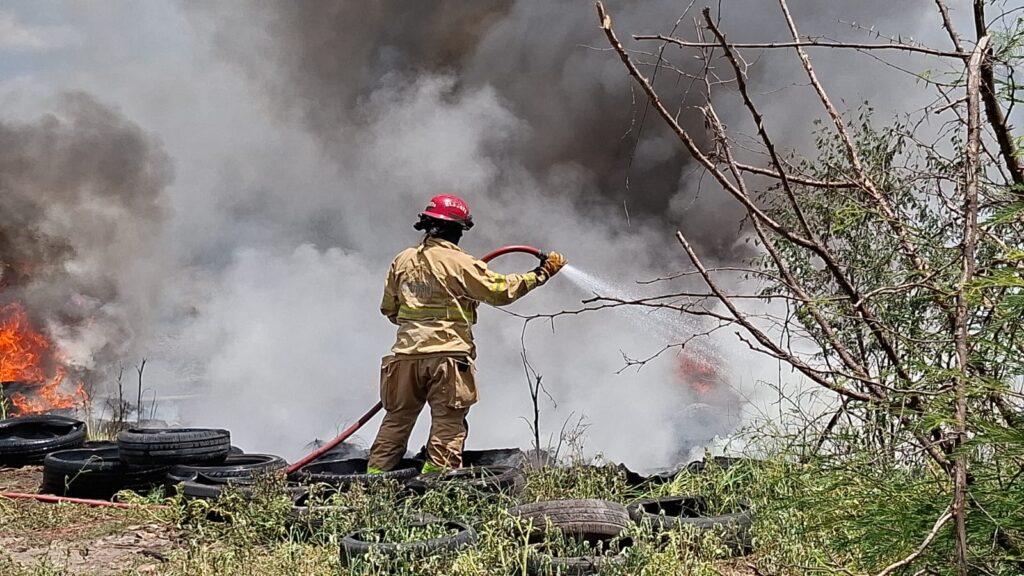 Arde montaña de llantas cerca de “Curva del Canalero” en Salvador Alvarado