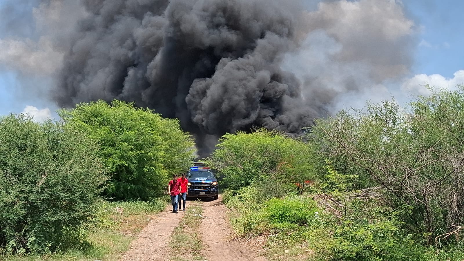 Arde montaña de llantas cerca de “Curva del Canalero” en Salvador Alvarado