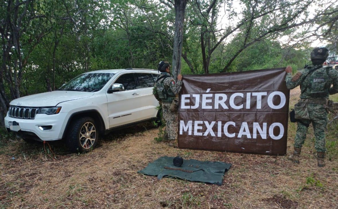 Ejército Mexicano junto a una camioneta asegurada.