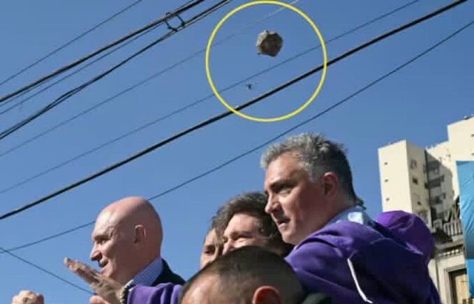 VIDEO: Javier Milei, presidente de Argentina, sufre ataque con piedras durante acto de campaña