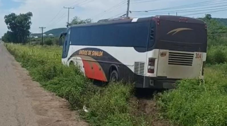 Camión de pasajeros sale de la carretera Internacional México 15