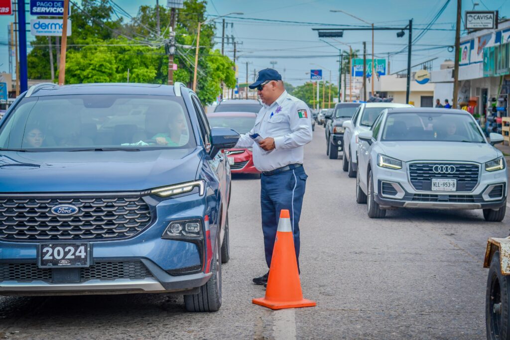 Automovilistas de Salvador Alvarado responden con empatía a la regularización