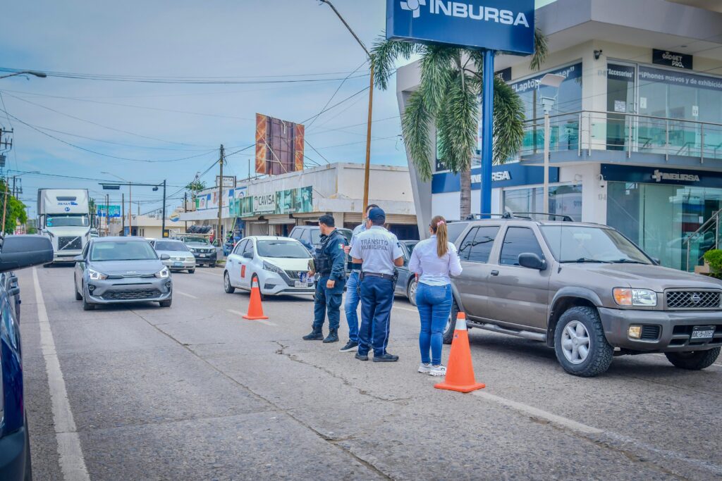 Automovilistas de Salvador Alvarado responden con empatía a la regularización