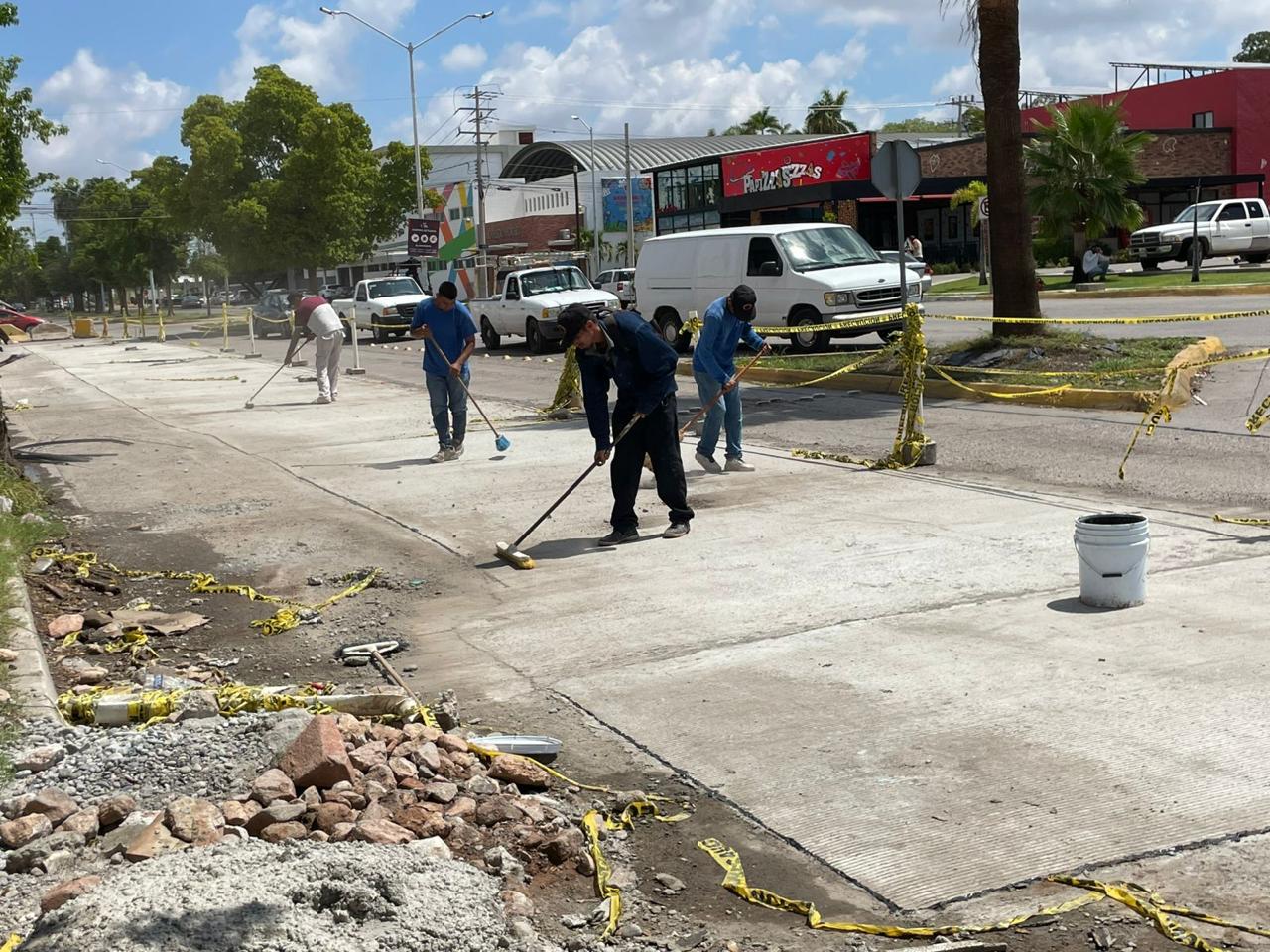 Trabajos de bacheo en Los Mochis.