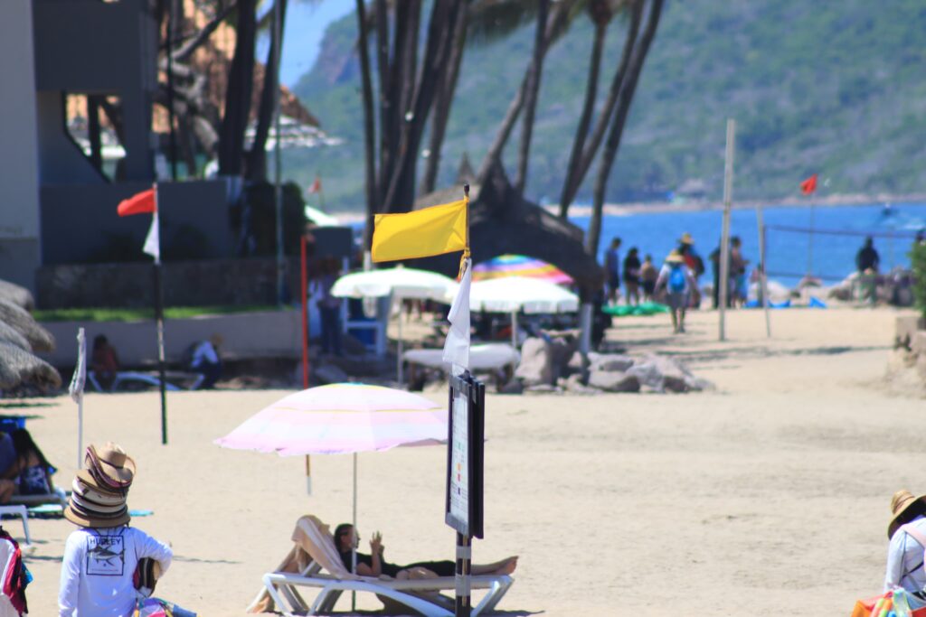 ¿Conoces el significado de los banderines en las playas?