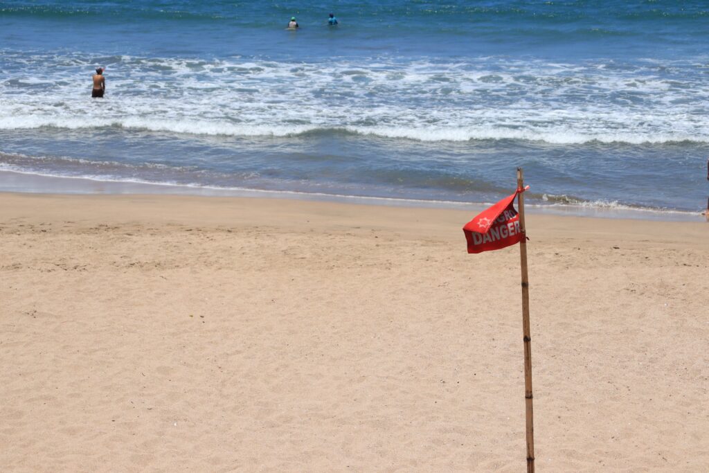 ¿Conoces el significado de los banderines en las playas?