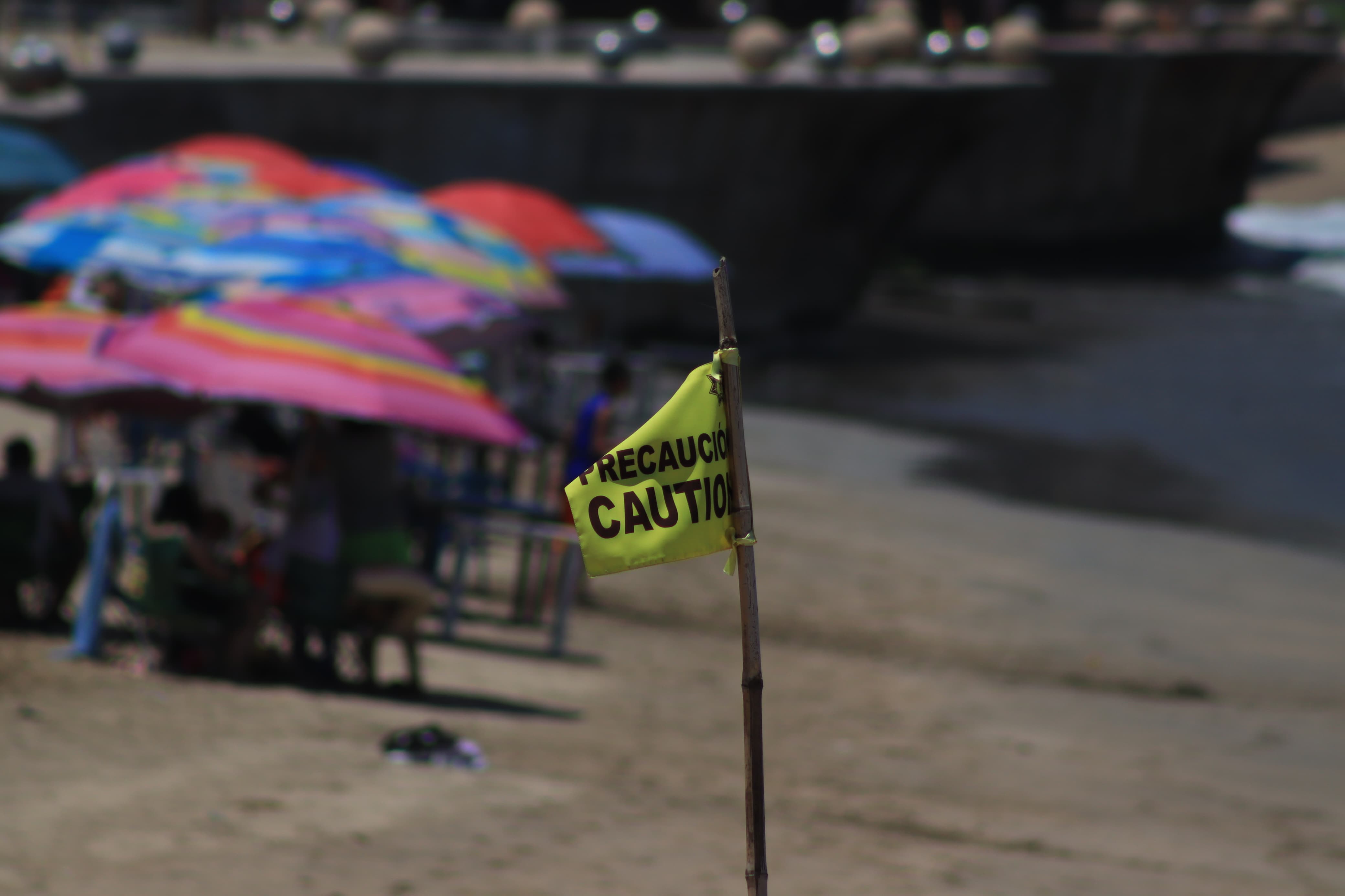 ¿Conoces el significado de los banderines en las playas?