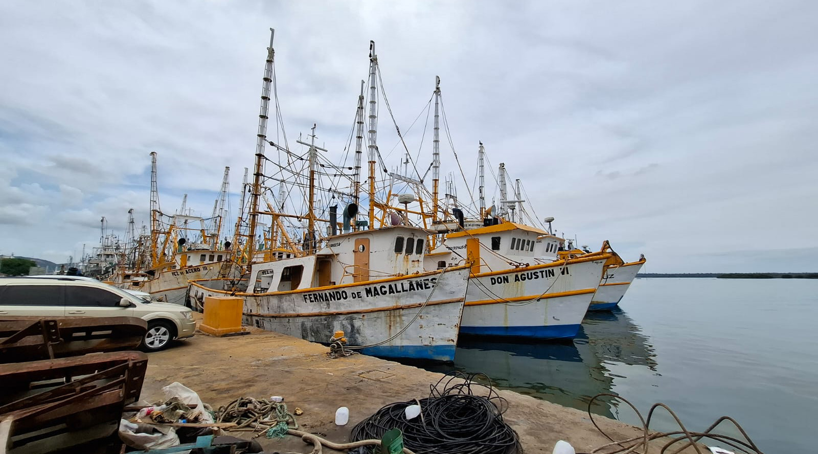 Barcos camaroneros en el muelle del parque industrial Alfredo V. Bonfil en Mazatlán