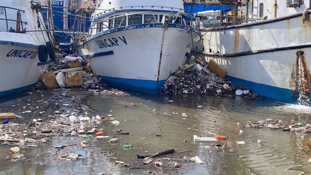 Basura regada por biobarda rota.