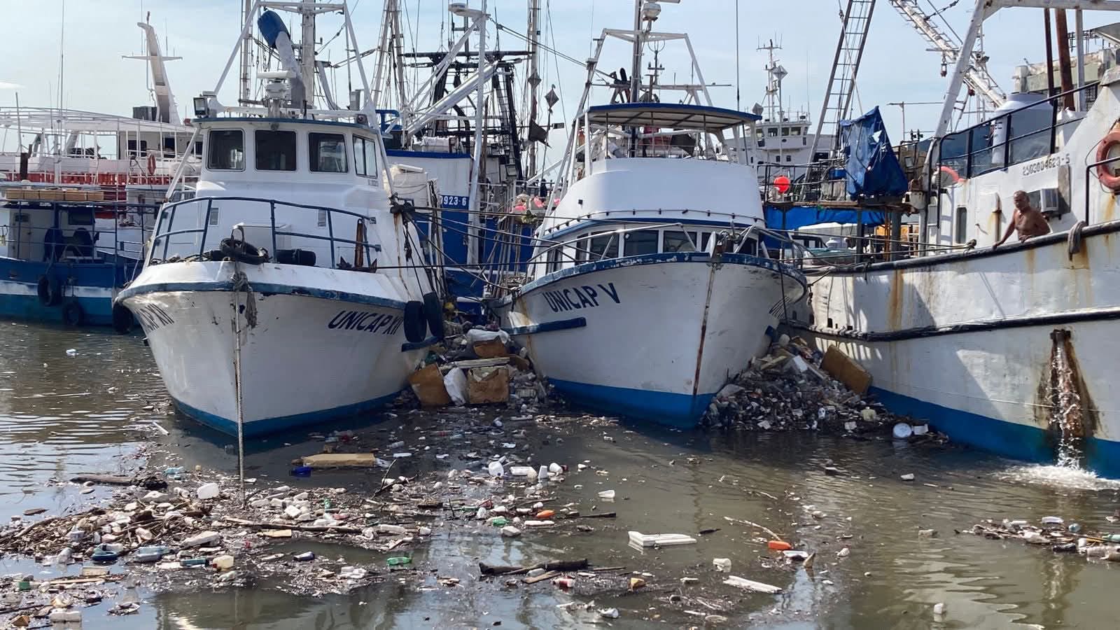 Biobarda de MazConCiencia rota y basura regada en el mar.