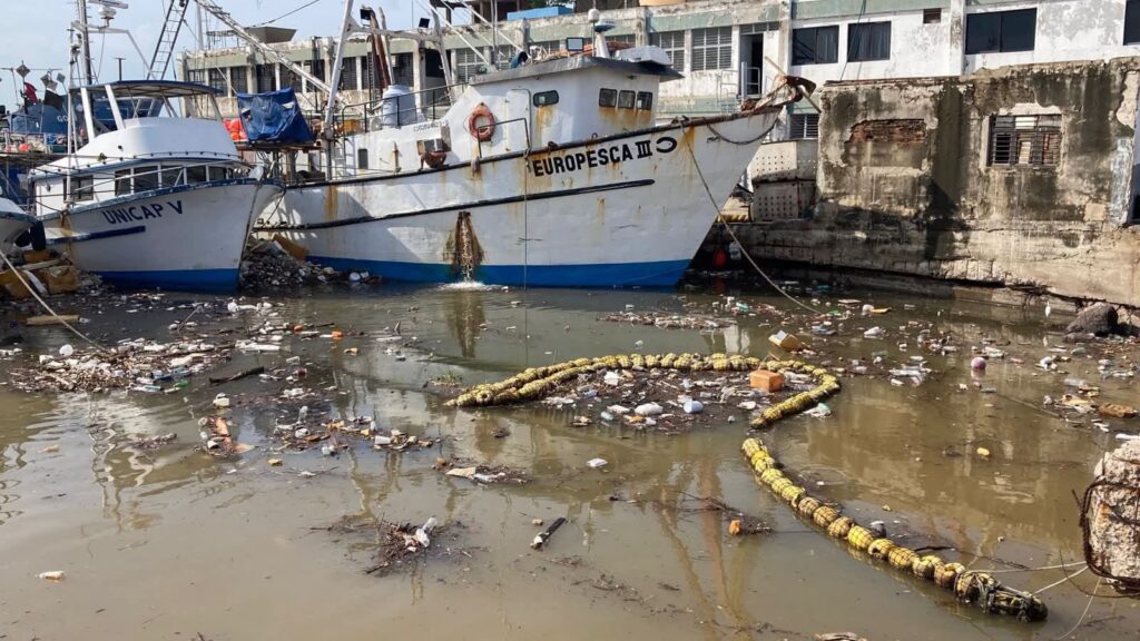 Basura regada por biobarda rota.