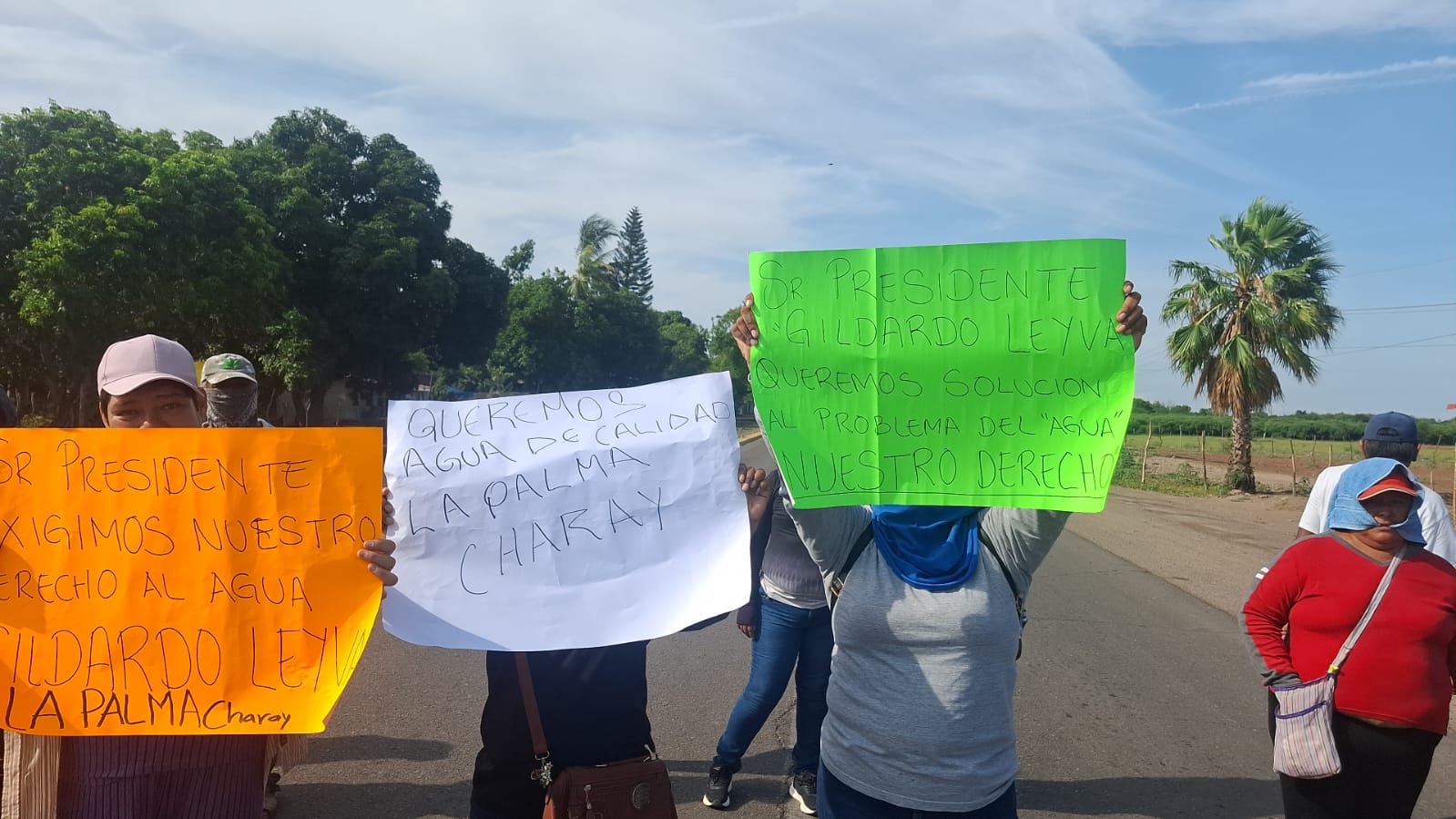 Bloqueo por manifestación en la carretera Los Mochis-El Fuerte.