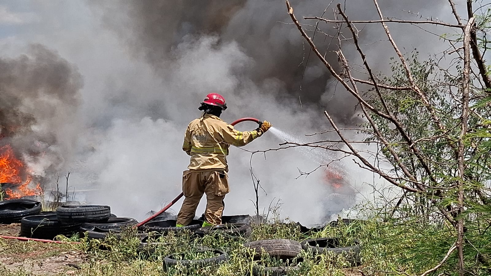 Bombero de Guamúchil combatiendo un incendio.