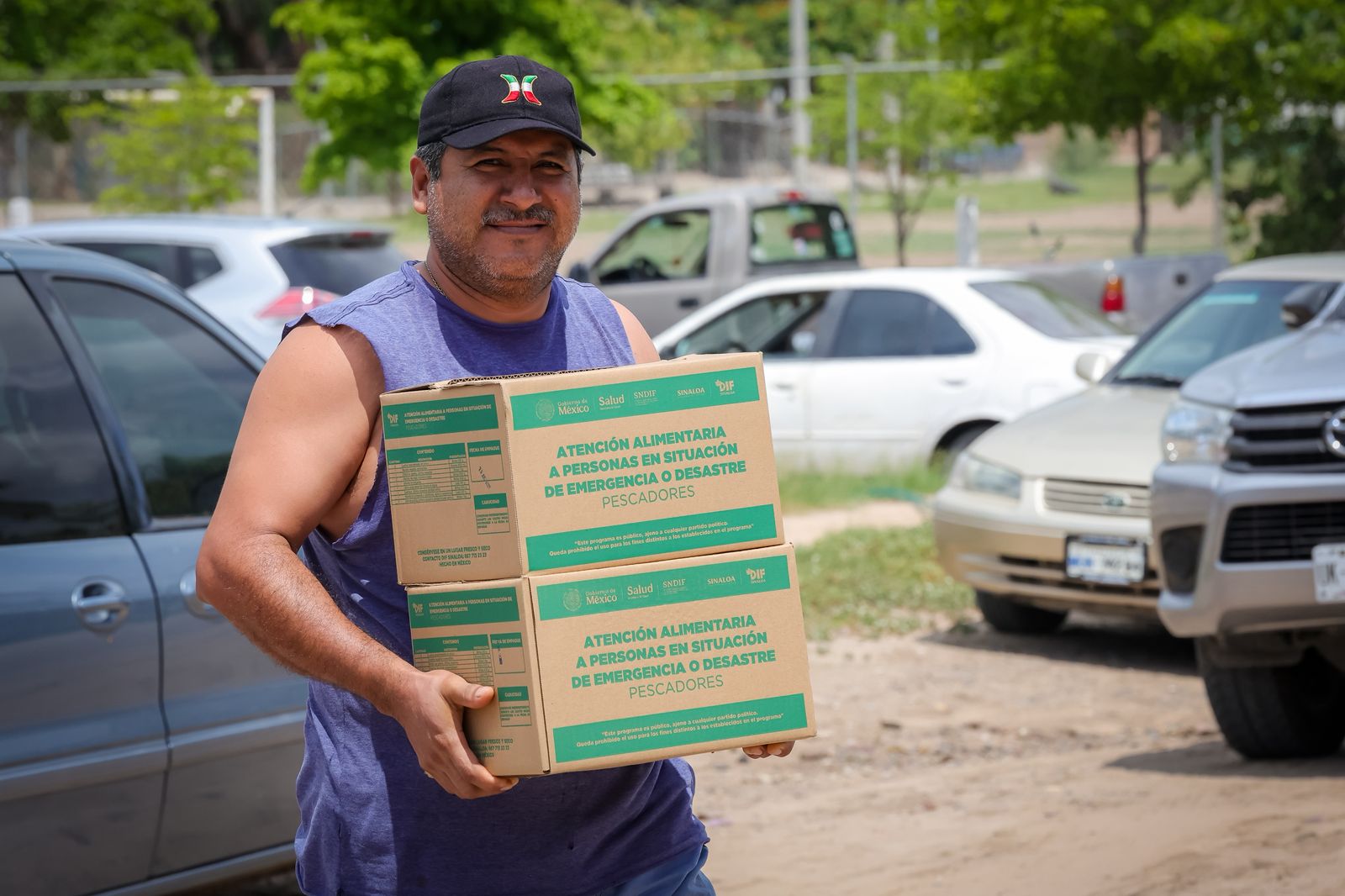 Ciudadano recibiendo despensas alimentarias por parte de las Brigadas del Bienestar.