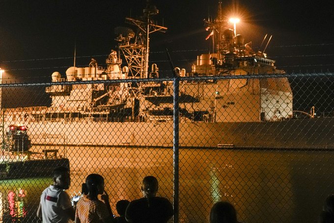 Buque lanzamisiles de EU cruza el canal de Panamá rumbo al Caribe en medio de tensiones con Venezuela