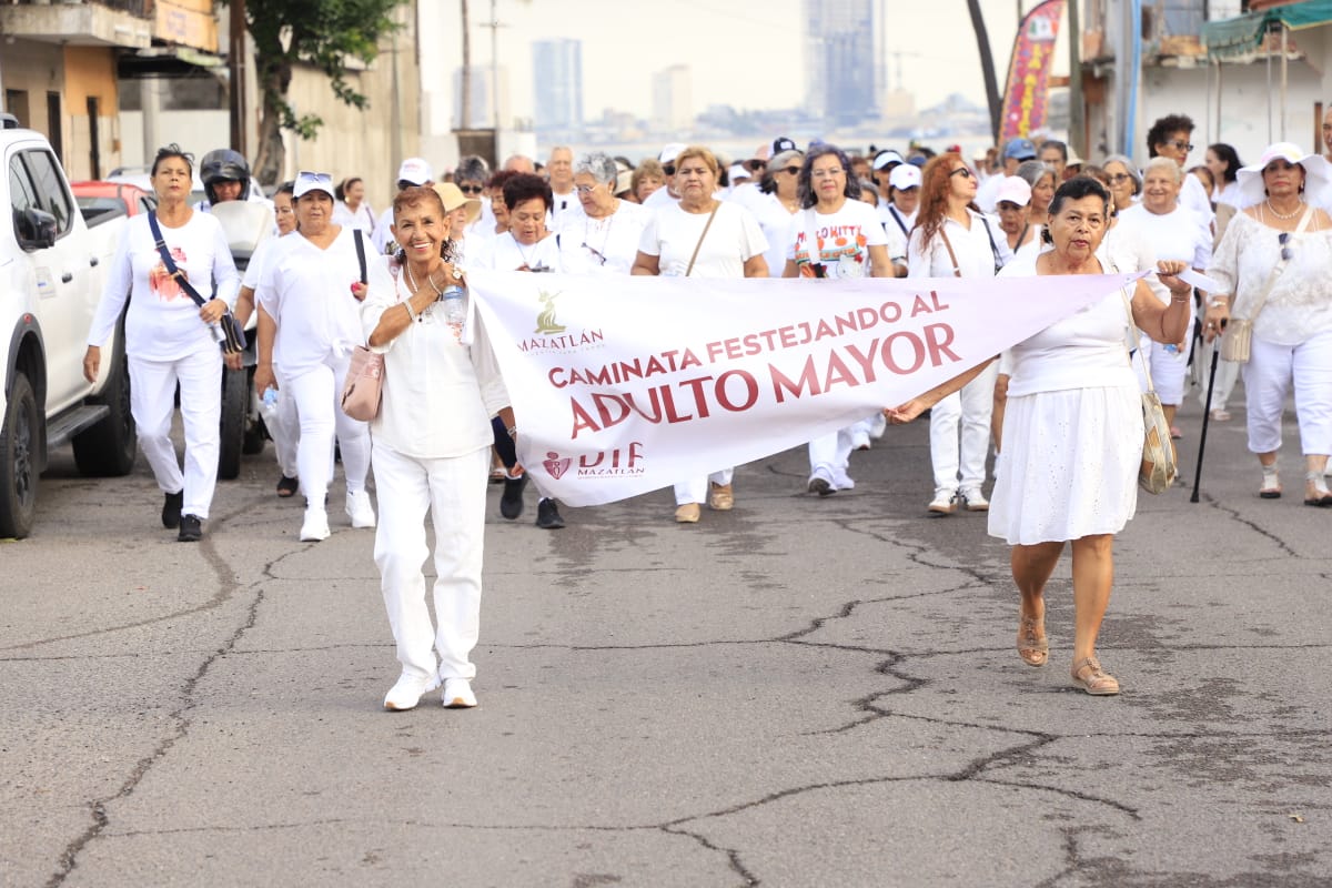 Caminata para festejar el Día del Abuelo en Mazatlán.