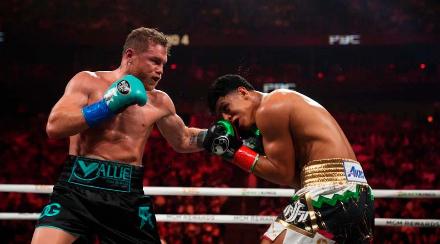 "Canelo" mete gancho de izquierda a Jaime Munguía