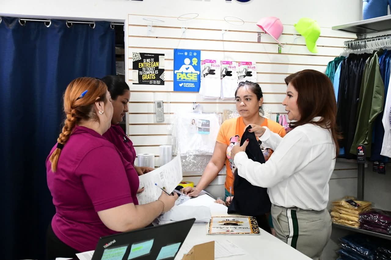 Canje de uniformes y útiles escolares en Sinaloa.