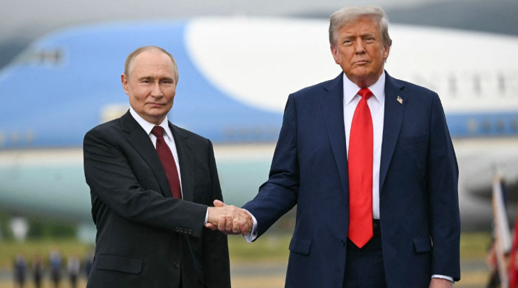 Hallan papeles sensibles en hotel de Anchorage previo a la reunión Putin-Trump