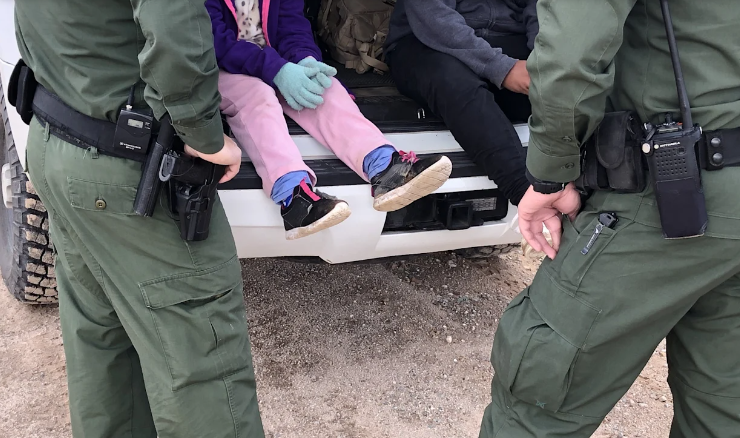 Niña de seis años deportada a Ecuador marca un récord de detención migratoria
