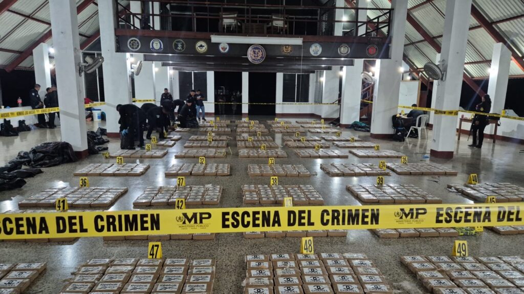 Capturan en Guatemala a seis traficantes con mil 500 paquetes de cocaína en el Pacífico