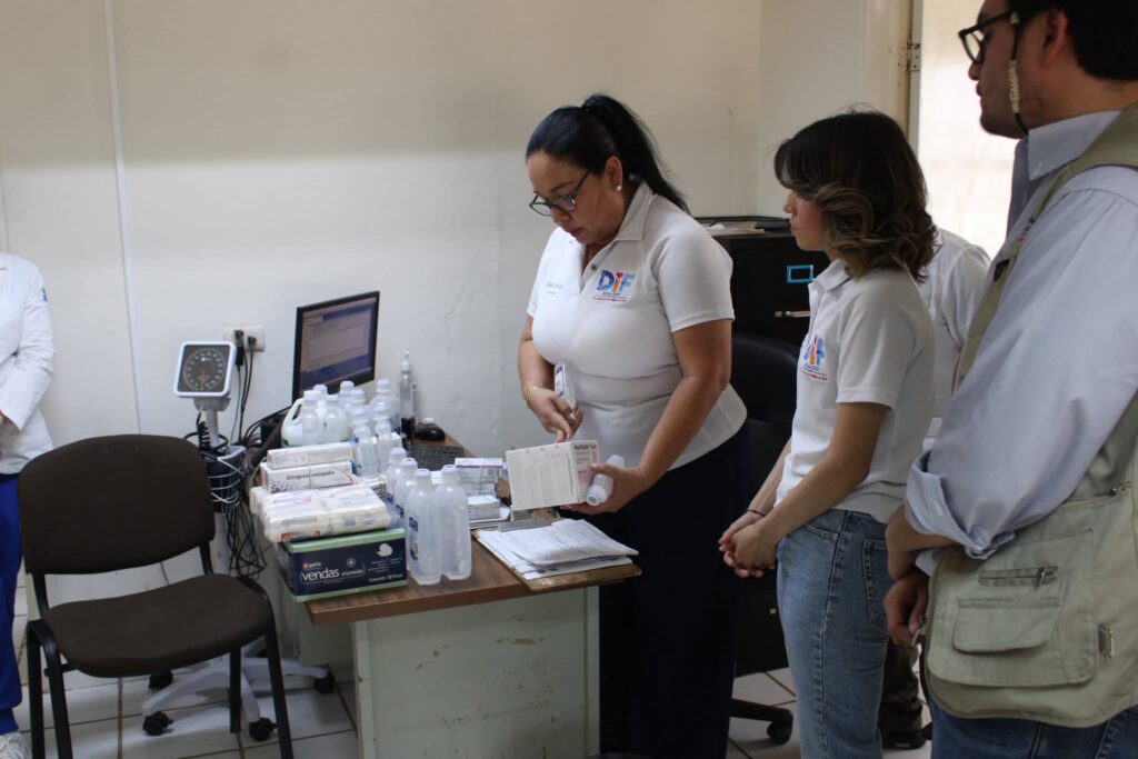 Entrega de medicamentos en el Centro de Salud de Aguacaliente Grande por parte del Sistema DIF Choix.