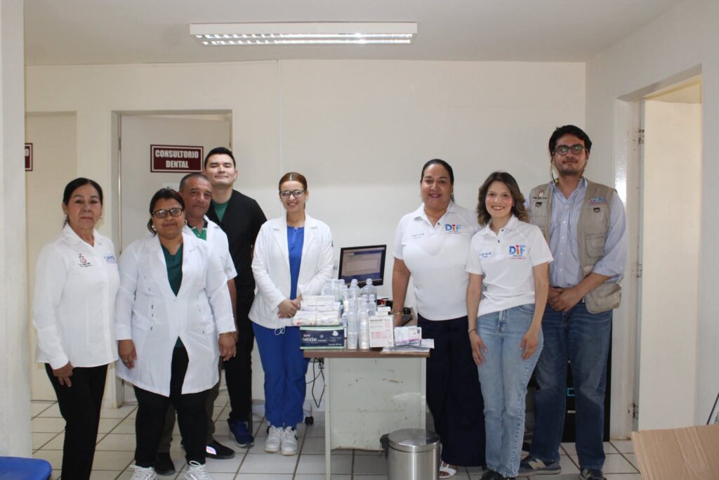 Entrega de medicamentos en el Centro de Salud de Aguacaliente Grande por parte del Sistema DIF Choix.