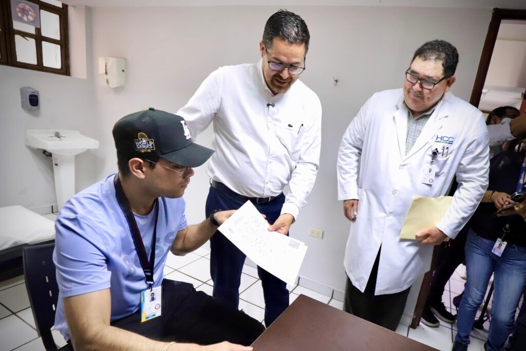 Cuitláhuac González Galindo en el Hospital Civil de Culiacán.