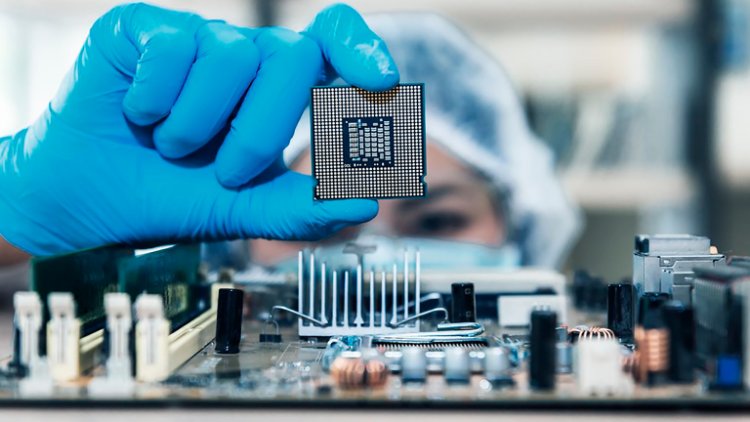 Trump anuncia aranceles del 100 % sobre importaciones de chips y semiconductores