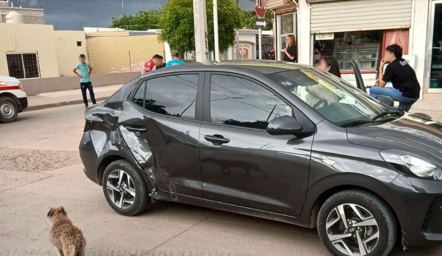 Costado trasero izquierdo de un automóvil dañado tras choque