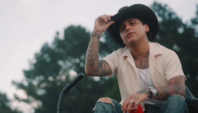 Christian Nodal revela que produjo una canción en el nuevo álbum de Cazzu: 