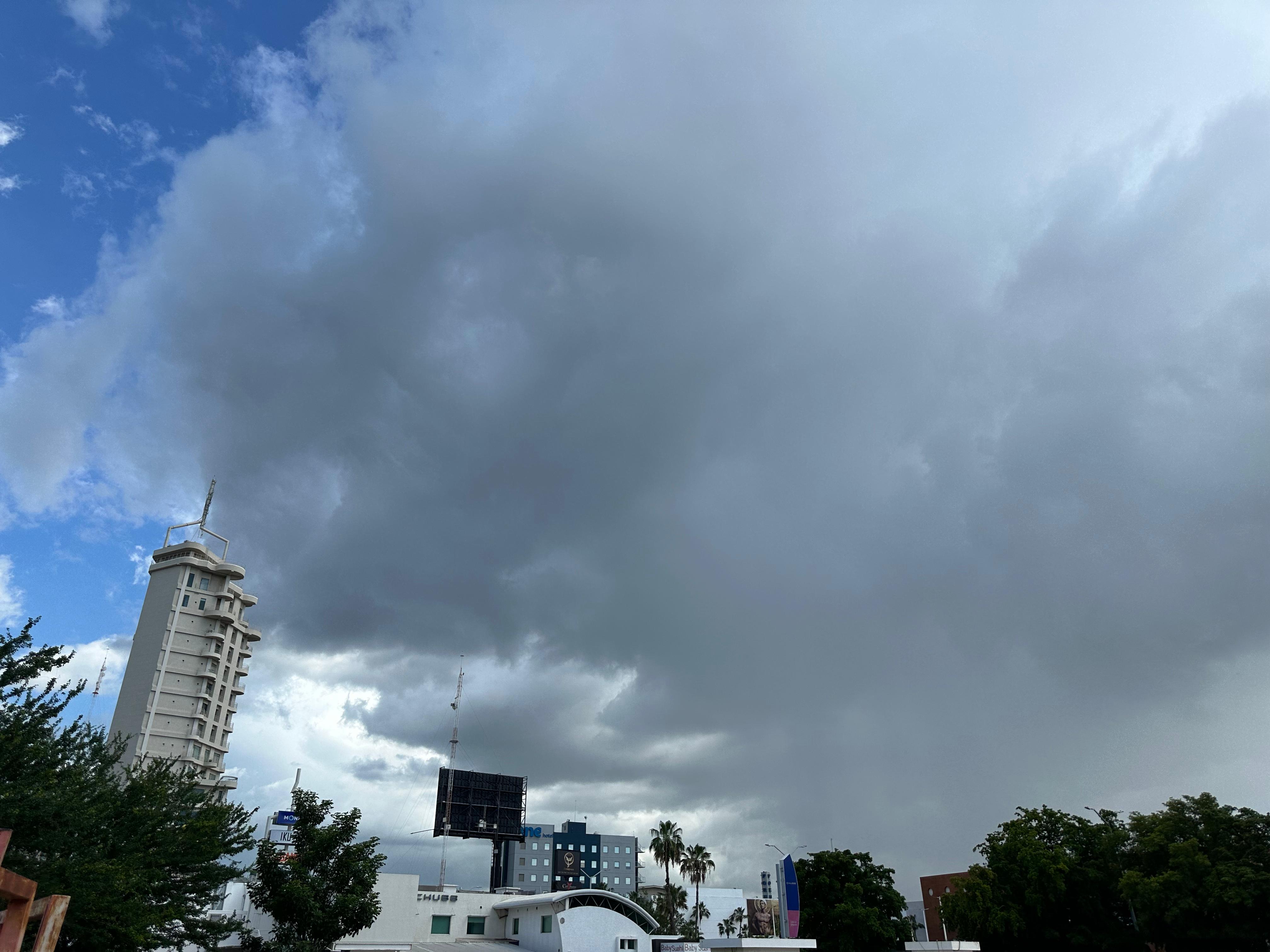 Cielo despejado a medio nublado por anticiclón