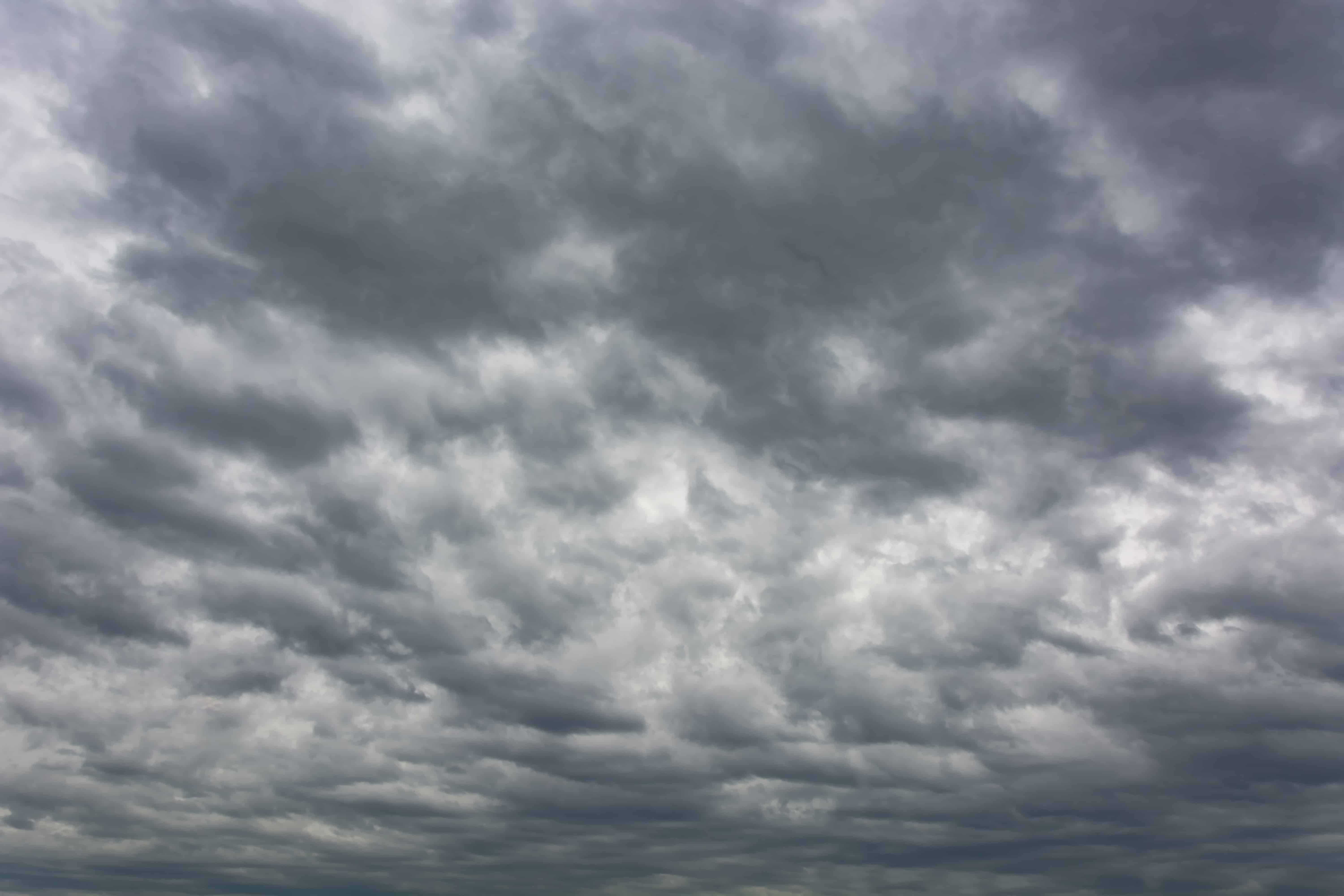 Se esperan lluvias con cielo medio nublado