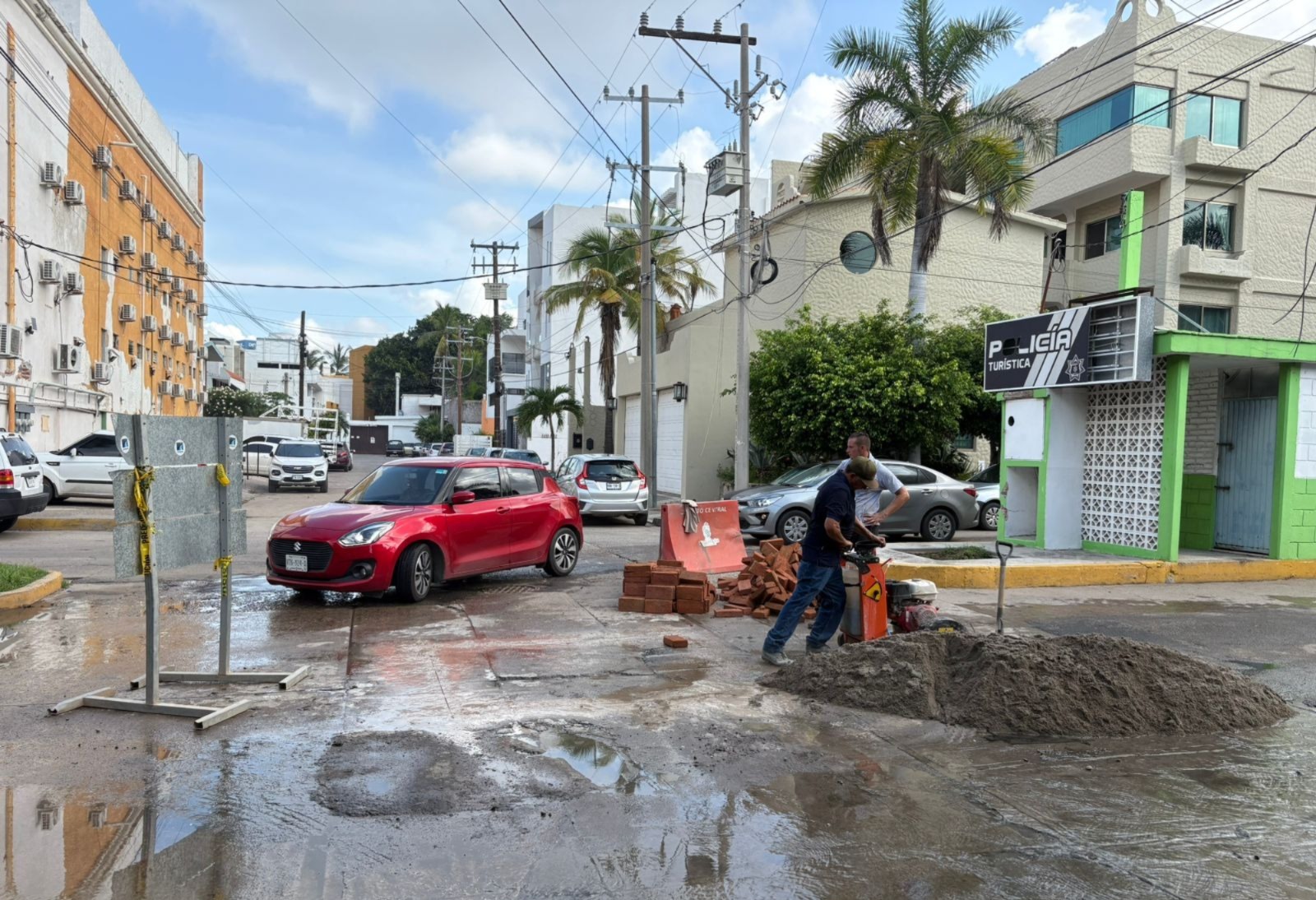 Cierran parcialmente la avenida Gabriel Ruiz en El Dorado, Mazatlán