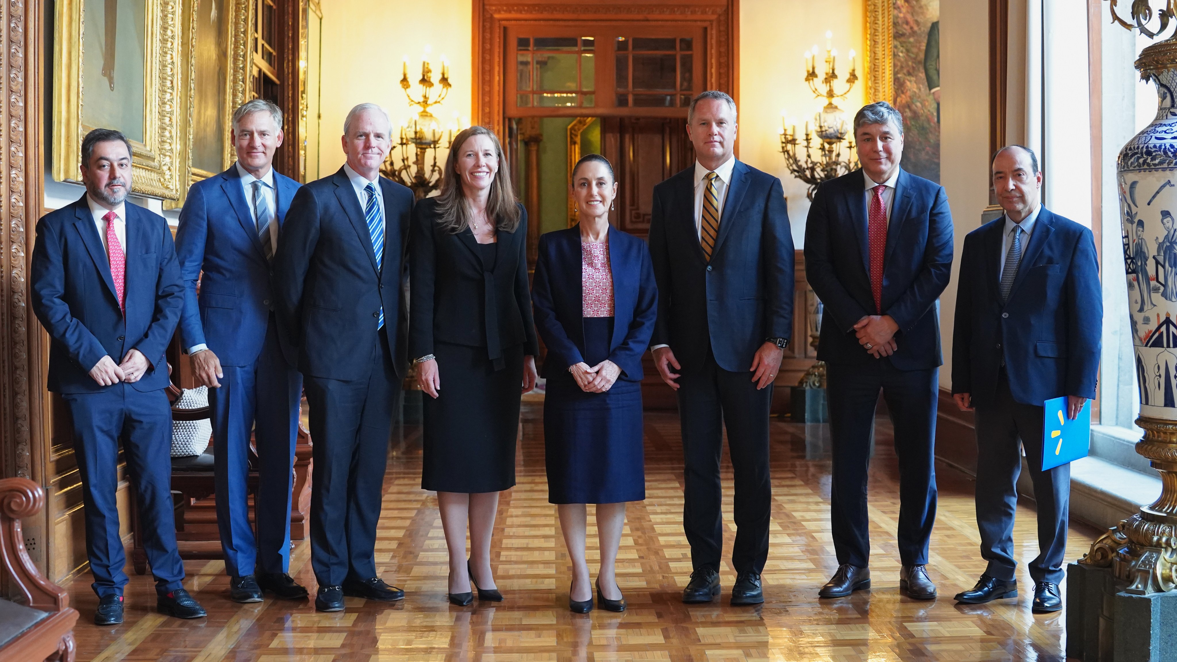 Claudia Sheinbaum se reúne con el CEO de Walmart y su equipo; confirman inversión en México
