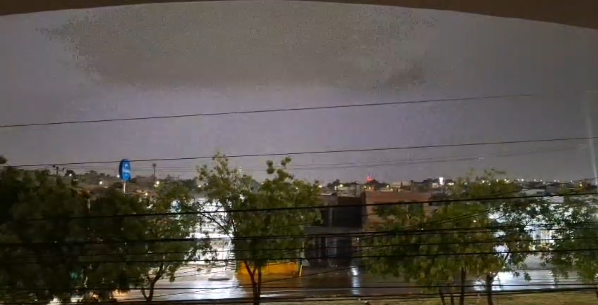 Se registra fuerte lluvia con actividad eléctrica