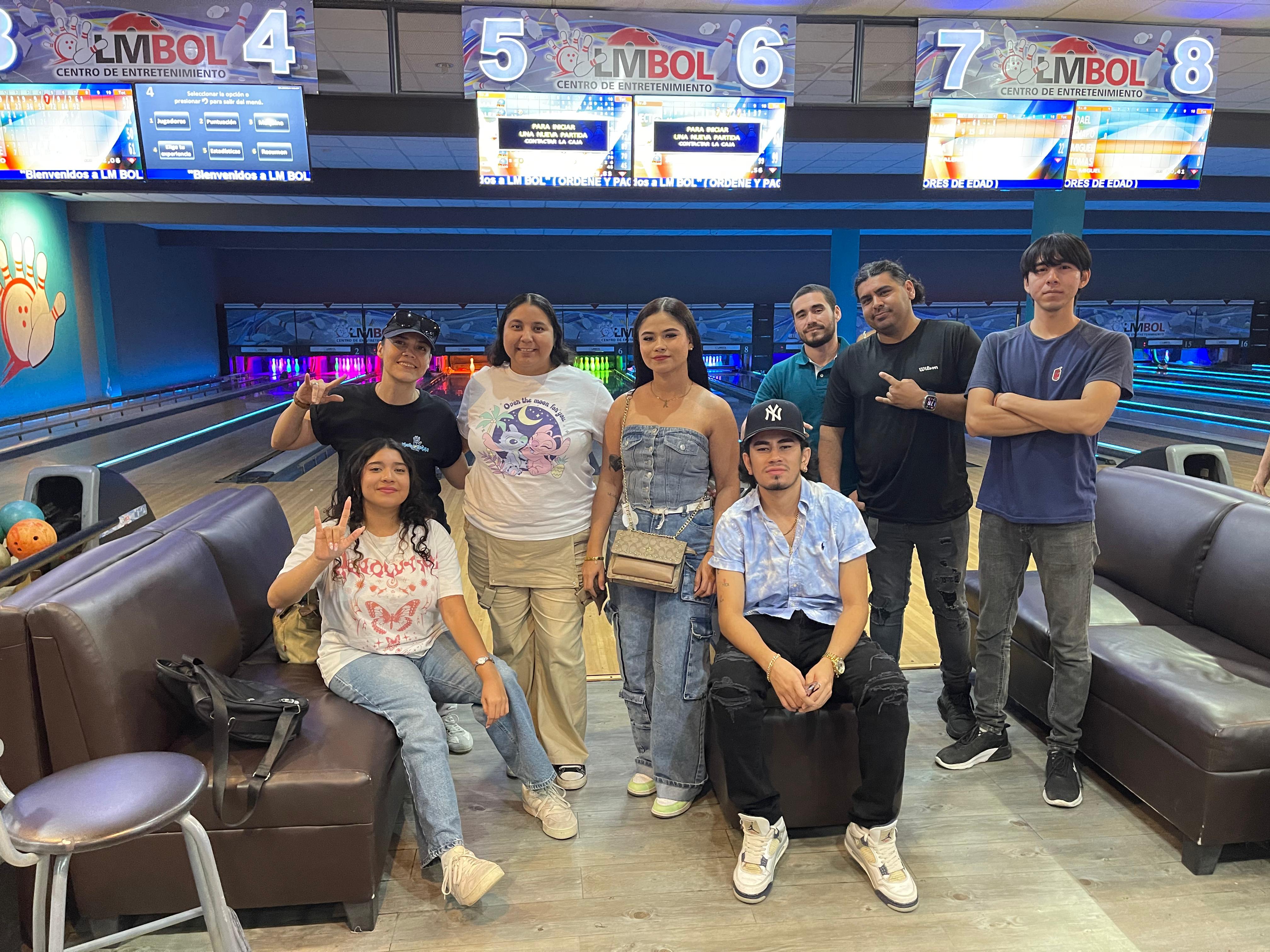 Club Mochis en Señas realizando diversas actividades.