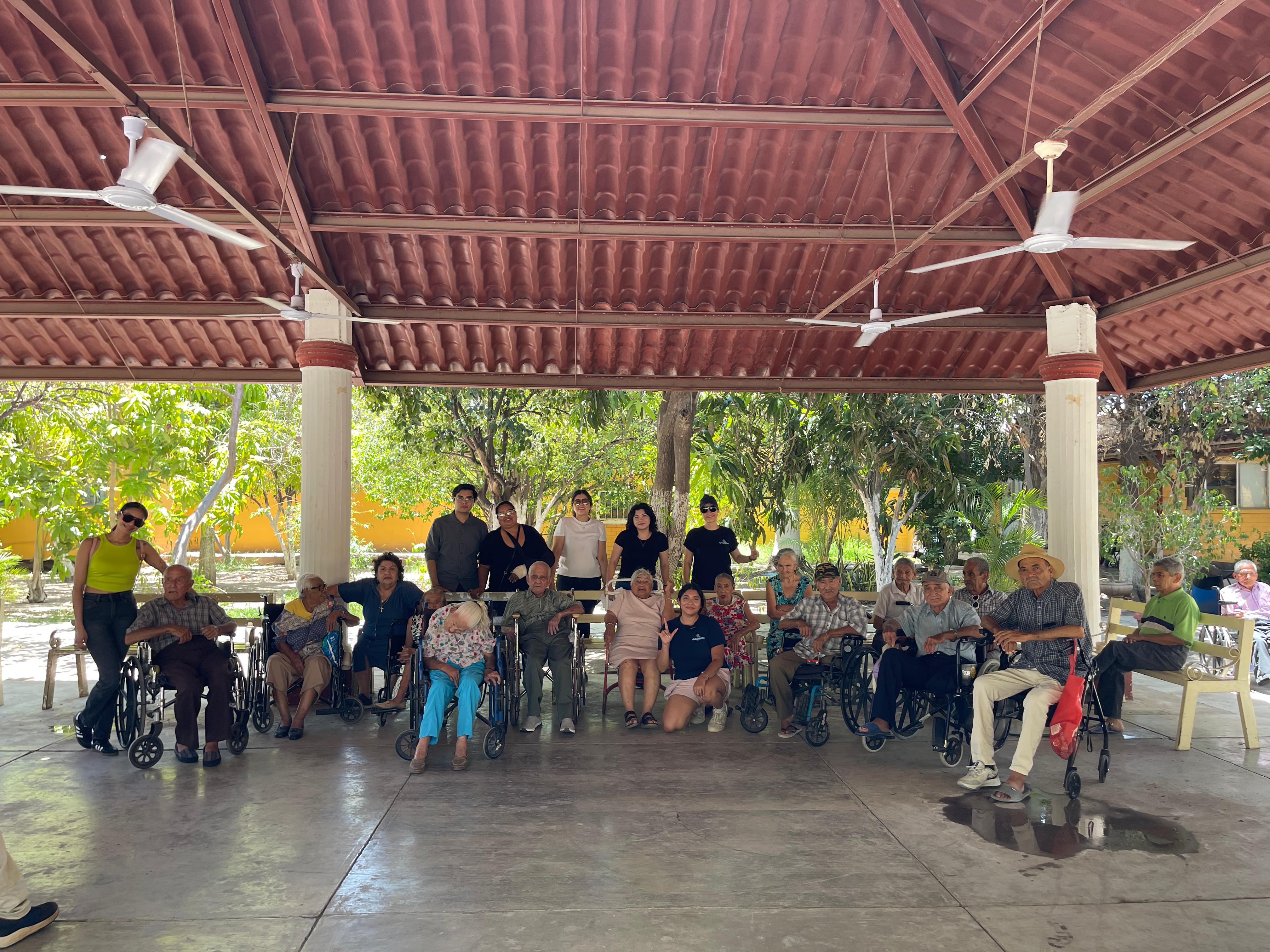 Club Mochis en Señas realizando diversas actividades.