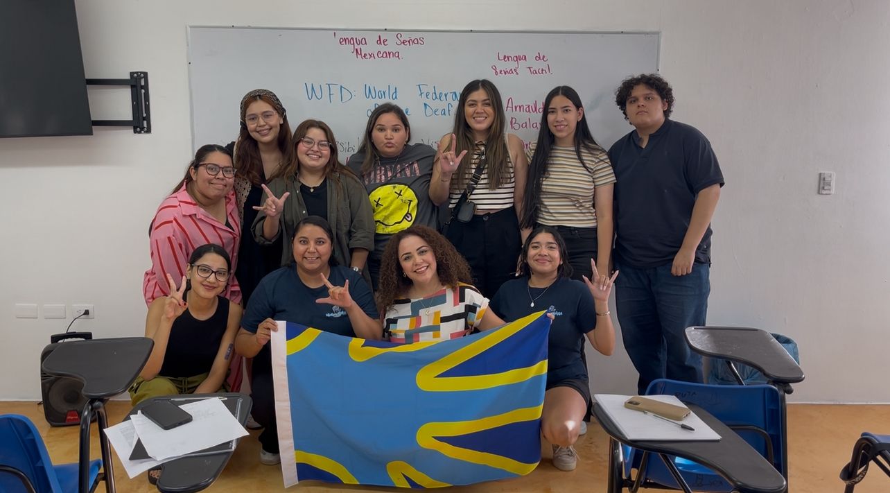 Club Mochis en Señas realizando diversas actividades.