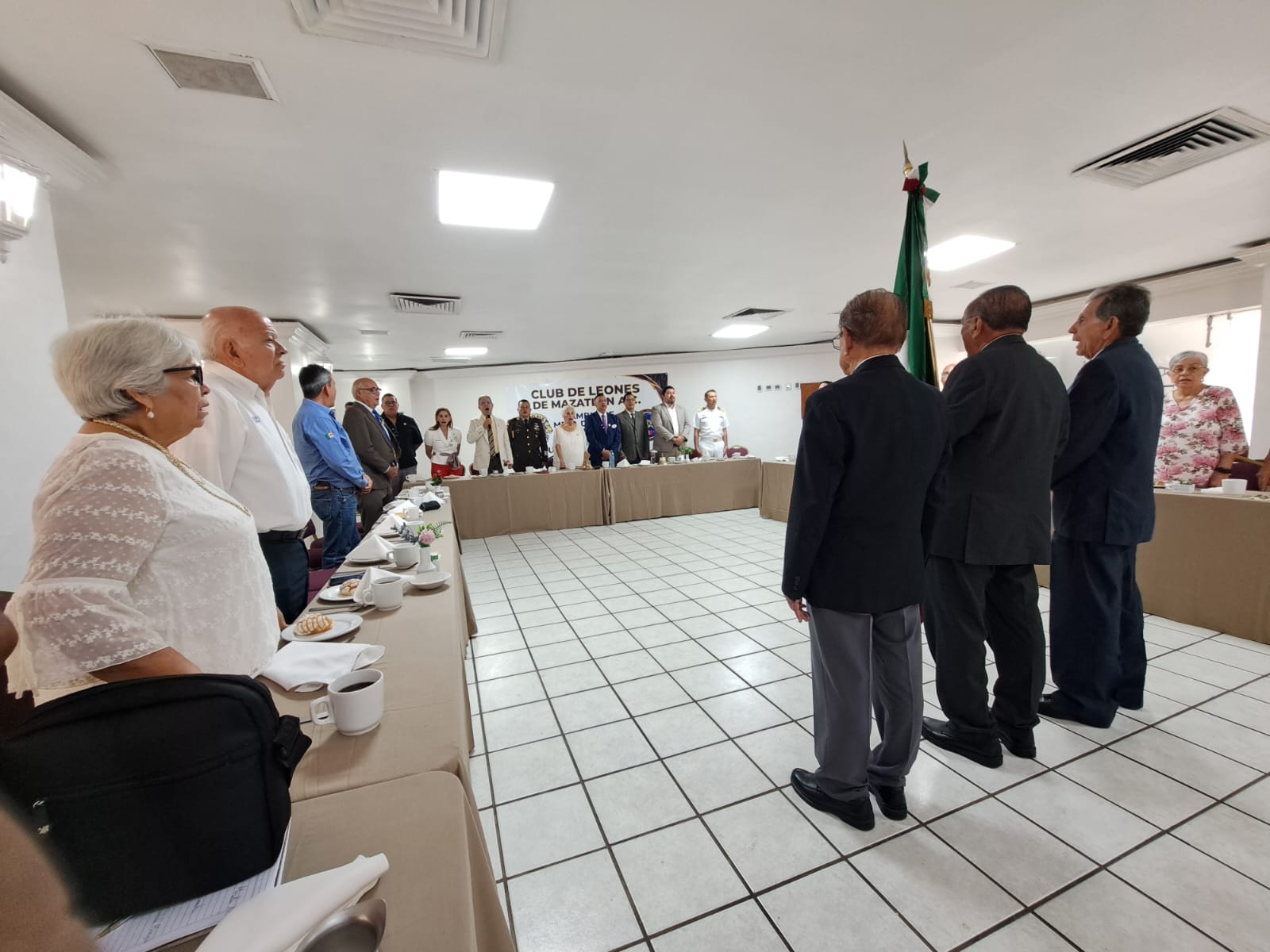 Cambio de mesa directiva en Club de Leones de Mazatlán.