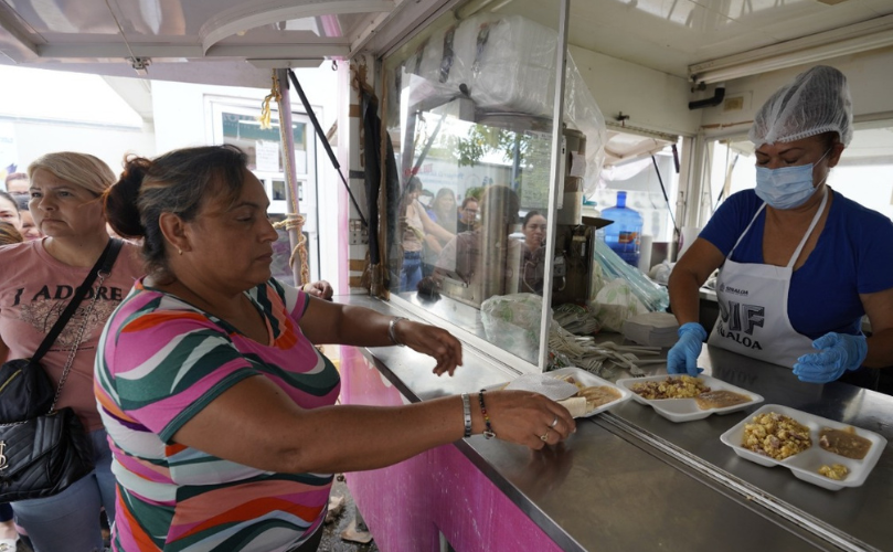 Cocina Móvil del DIF Sinaloa entrega alimentos a personas afuera de un hospital