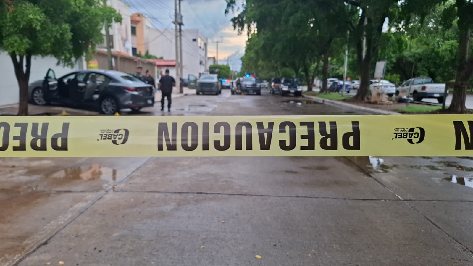 Zona acordonada en donde fue atacado a balazos el conductor de un automóvil en Culiacán.