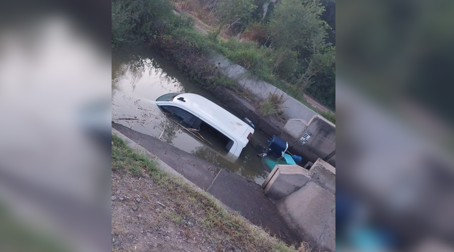 Conductor fallece tras caer en su camioneta a canal de riego en la comunidad de Los Musos, El Fuerte