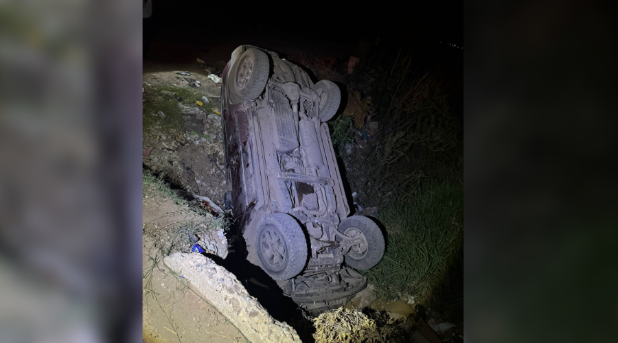 Conductor pierde el control y termina dentro de un canal de riego en Los Mochis