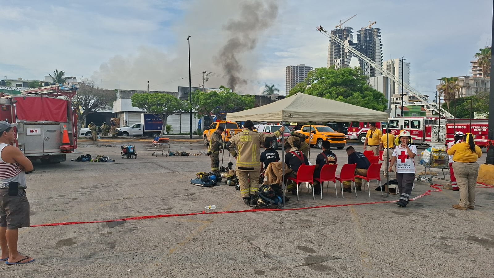 Controlan fuerte incendio en bodega en Mazatlán