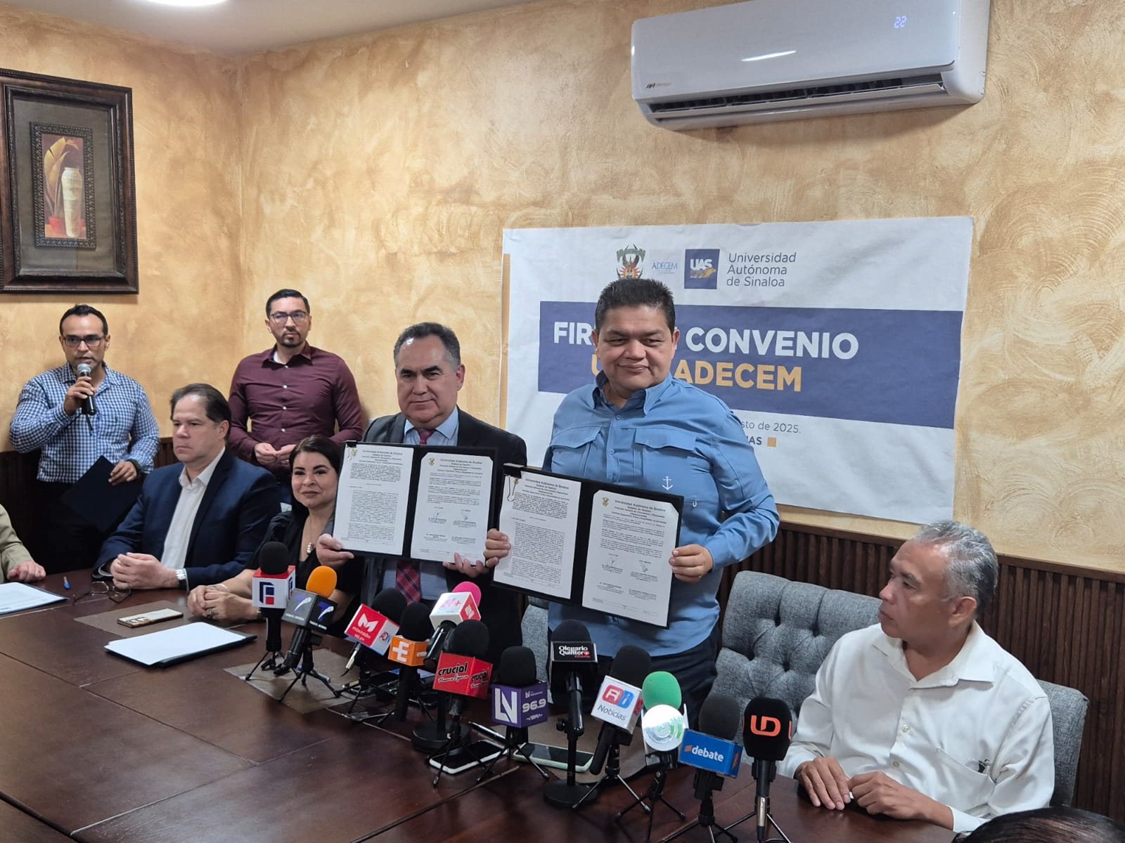 Firma de convenio entre la UAS y la Adecem.