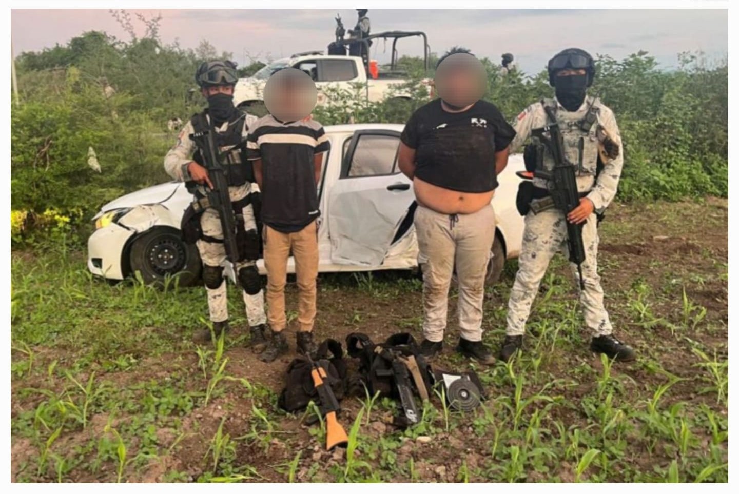 Hombres detenidos en la Loma de Rodriguera, Culiacán.