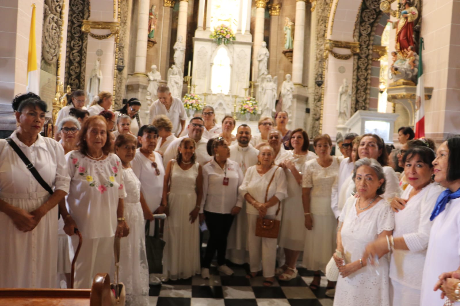 Adultos mayores participan en encuentro conmemorativo por el Día del Abuelo