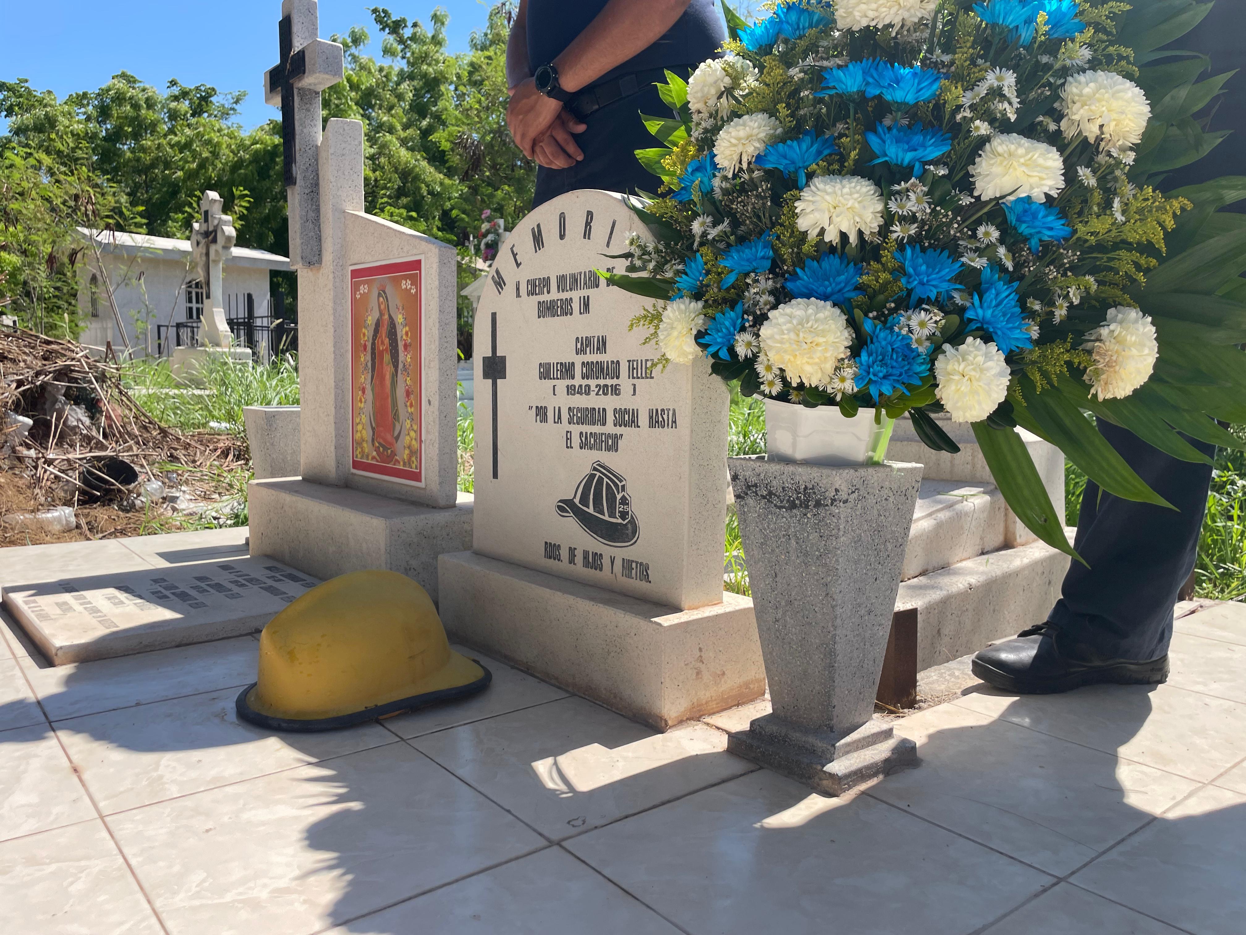 Colocación de la ofrenda floral en una tumba de un bombero caído en el cumplimiento de su deber.