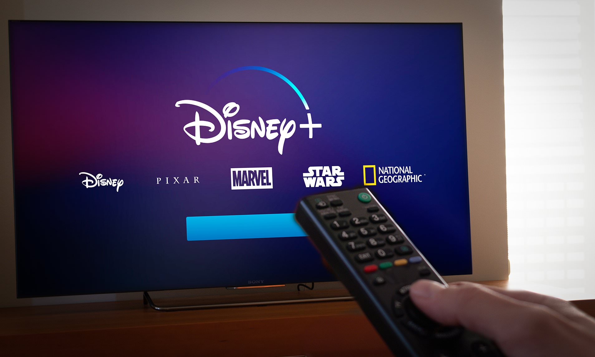 Disney+ estrena una película de acción y suspenso que mezcla velocidad, misterio y drama personal